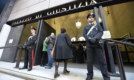 L'entrata del Palazzo di Giustizia di Genova presidiata dalle forze dell'0rdine, dove si svolge il processo ai due anarchici che ferirono alle gambe l'ad di Ansaldo Energia Roberto Adinolfi. Genova 30 ottobre 2013/ANSA/LUCA ZENNARO